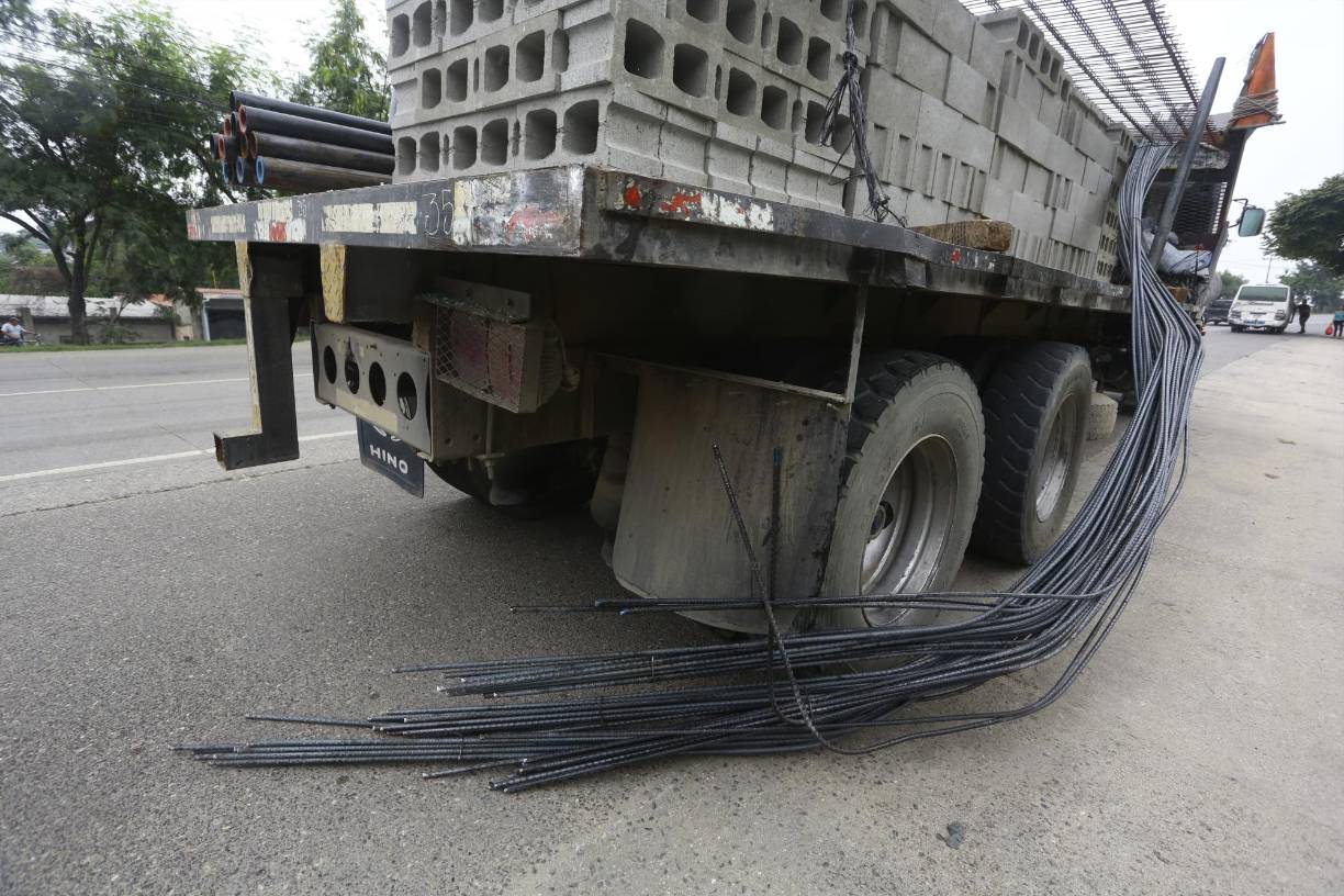 Imágenes del accidente de un bus con pasajeros en Choloma