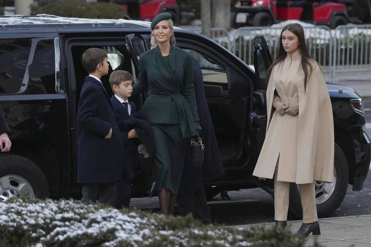 <b>Ivanka Trump</b> con un elegante traje de falda verde midi y chaqueta cruzada con drapeado con cinturón negro. Luce tocado en verde y el bolso negro de <b>Lady Dior</b>.