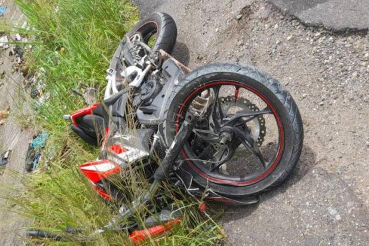 La motocicleta quedó a un costado de la carretera tras impactar con el busito.