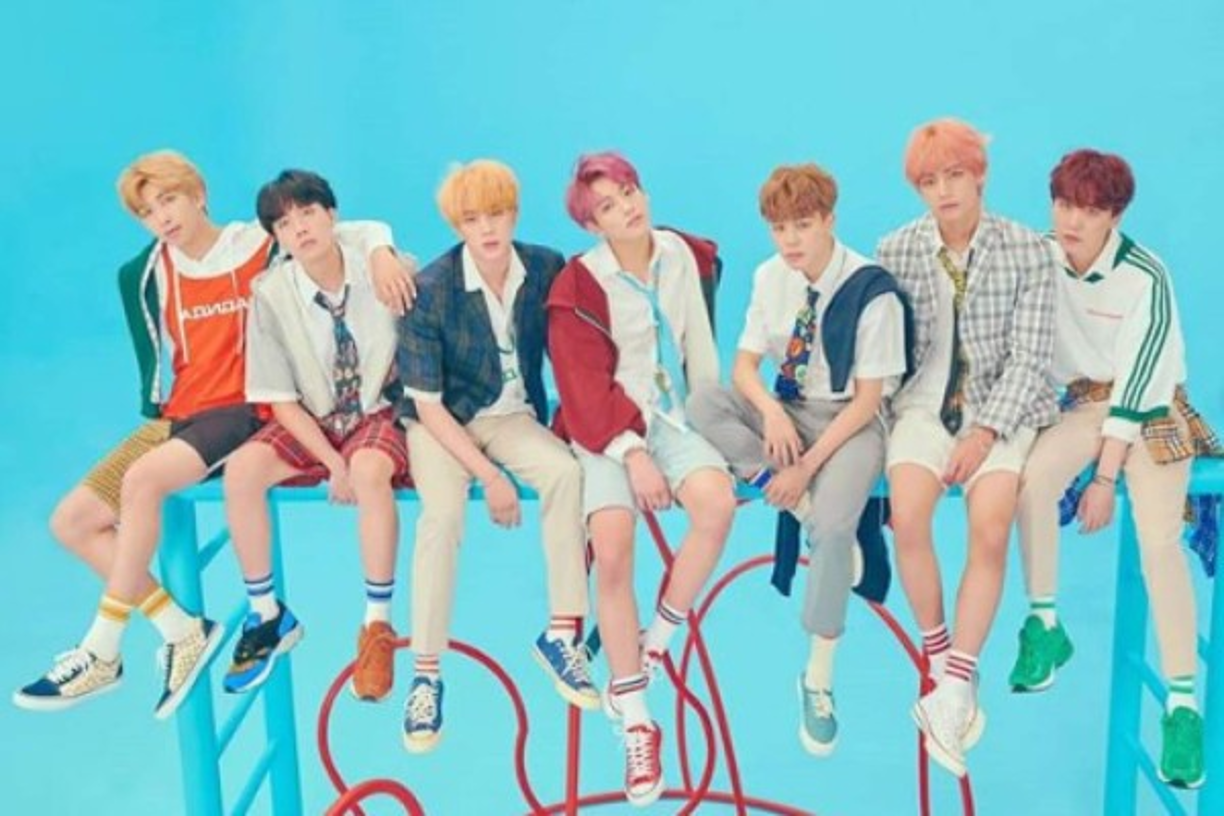 BTS (Bangtan Sonyeondan) es un grupo de K-pop surcoreano formado por Big Hit Entertainment. Está compuesto por: Jin, Suga, J-Hope, RM, Jimin, V y Jungkook. Debutaron el 12 de junio de 2013 con la canción «No More Dream» incluida en su primer sencillo 2 Cool 4 Skool. <br/>Los siete jóvenes ha cambiado mucho desde sus inicios, así lucían antes de ser famosos contrastando con su actualidad. <br/>