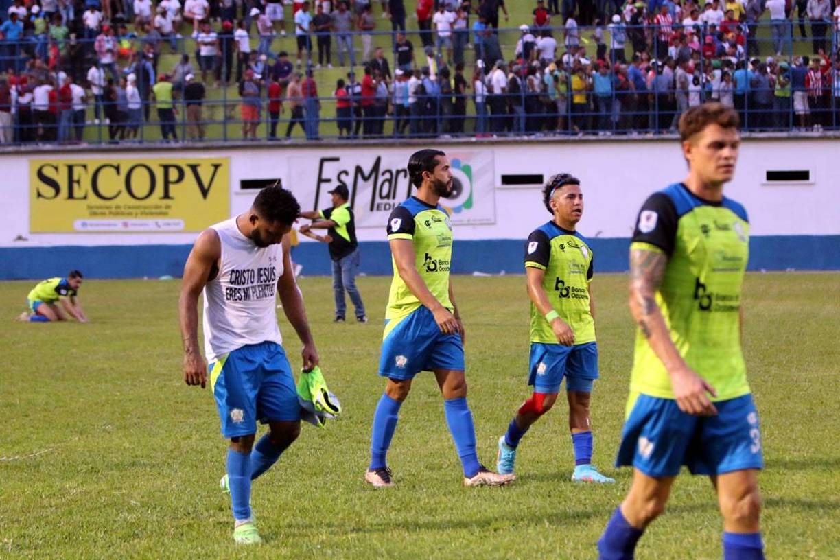 Jugadores del Olancho FC abandonado el campo tras lograr el empate frente al Olimpia.