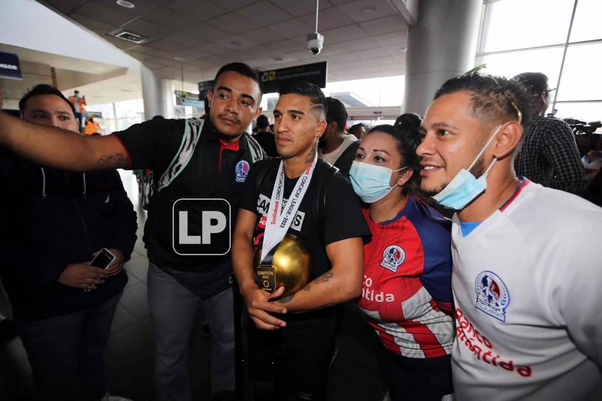 Michaell Chirinos con su premio MVP de la Liga Concacaf posando para una selfie con aficionados.
