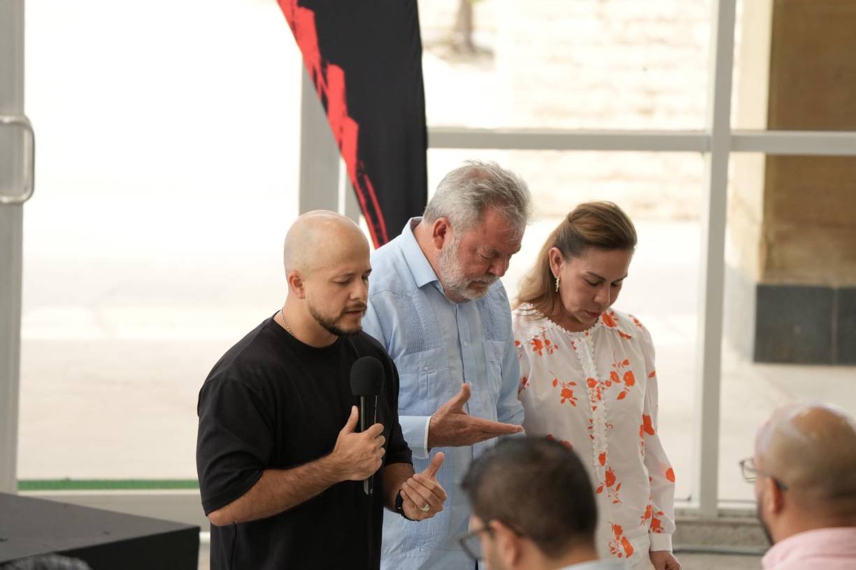 El alcalde Roberto Contreras llegó a la iglesia para orar por el éxito del congreso.