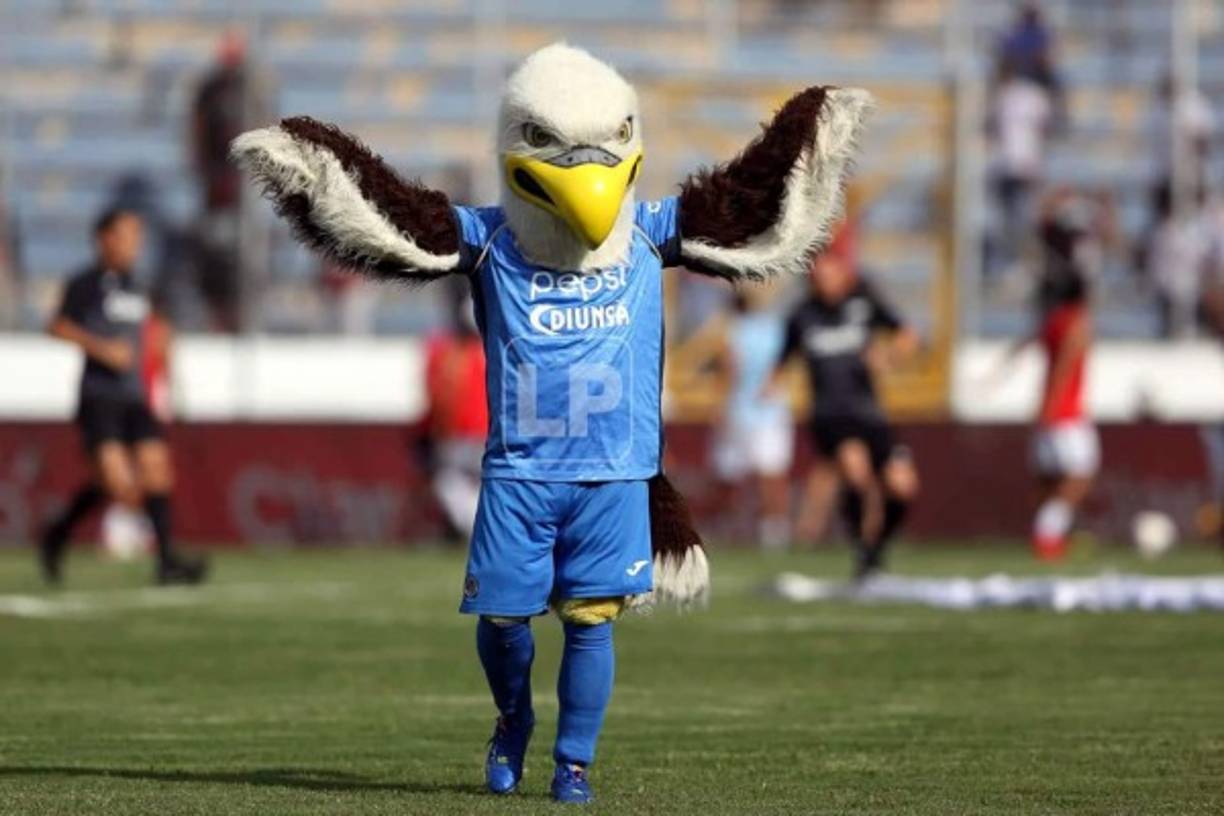 La mascota del Motagua puso el ambiente en la cancha del estadio antes del partido.