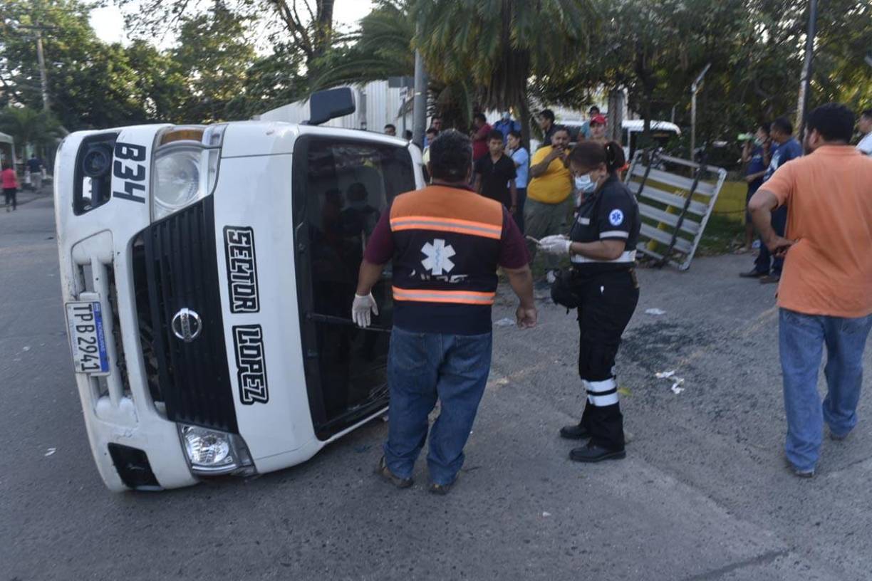 Rapidito con pasajeros se da vuelta en San Pedro Sula