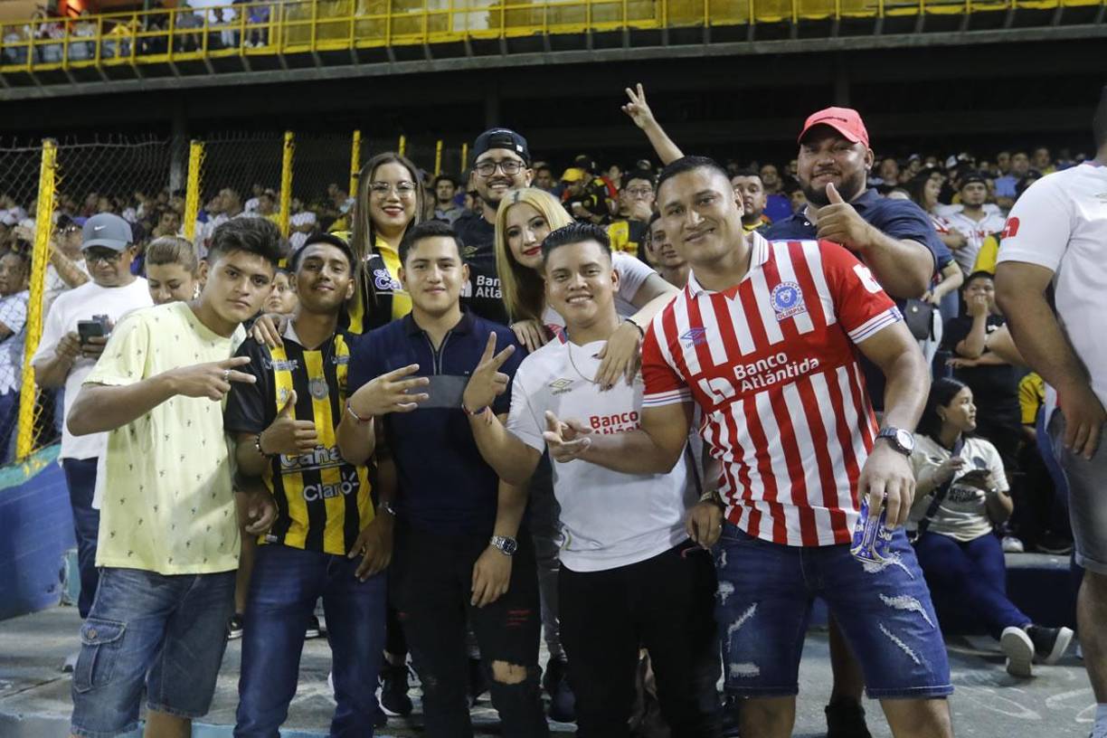Hermandad. Aficionados del Real España y Olimpia disfrutaron juntos de un vibrante clásico hondureño.