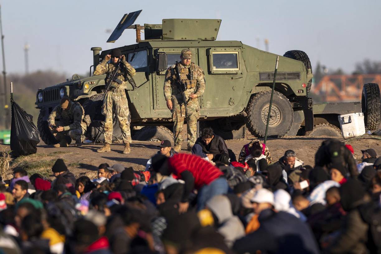 La pausa en las operaciones se une a la ordenada en el paso peatonal del puerto fronterizo de San Ysidro (California) y a la de Lukeville (Arizona), donde la gobernadora Kattie Hobbs autorizó el envío de soldados de la Guardia Nacional para ayudar al manejo de los inmigrantes.