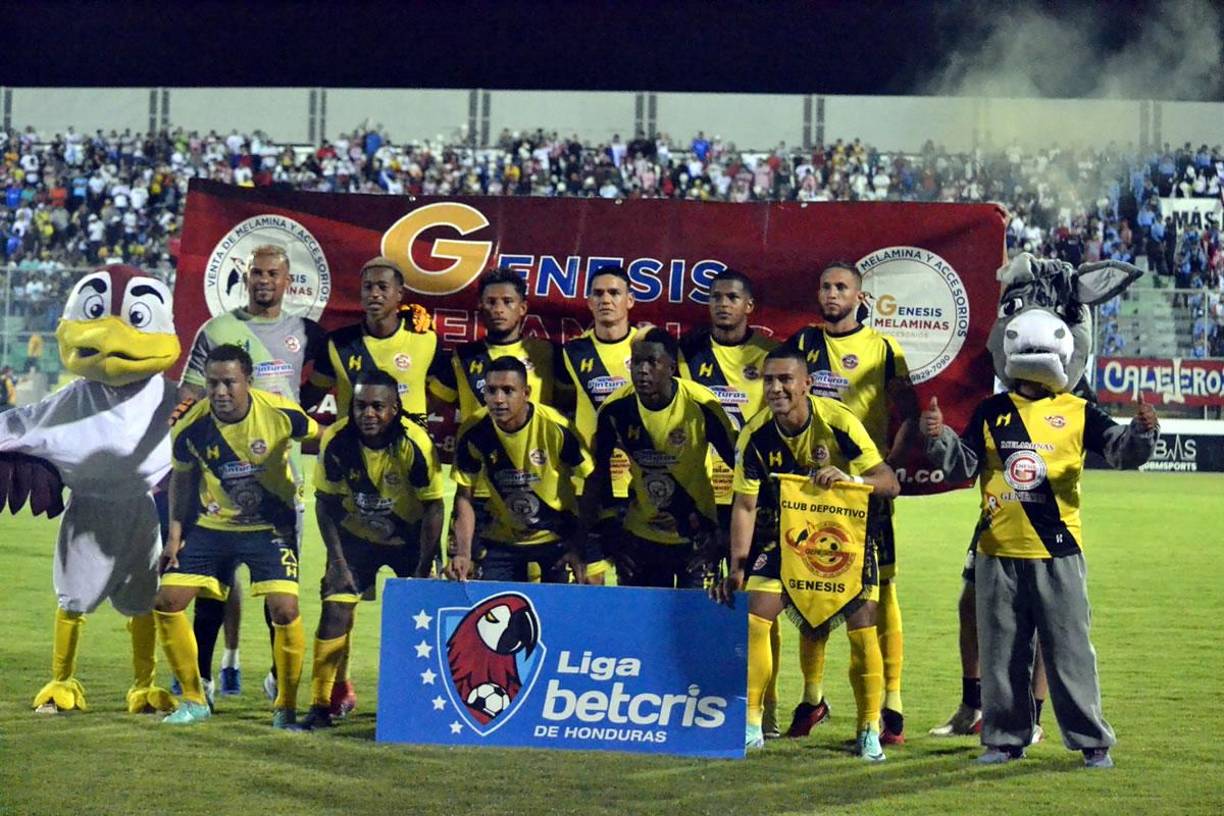 El 11 titular del Génesis posando con su mascota al lado, antes del inicio del partido ante el Olimpia.