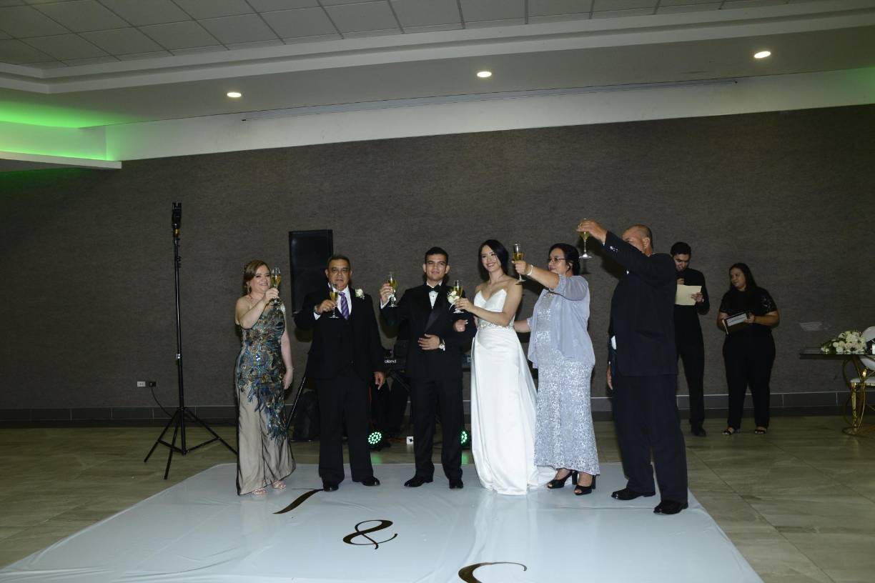 Luego de la entrada triunfal de los novios al salón Las Islas, procedieron a realizar el tradicional brindis en honor a los nuevos esposos. 