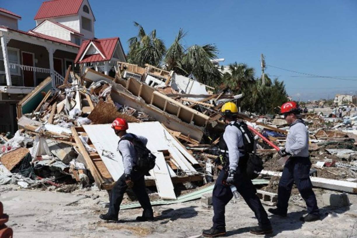 El gobernador Rick Scott afirmó que la destrucción es 'inimaginable', aunque apuntó que este no es momento de realizar evaluación de daños sino de realizar un 'esfuerzo masivo' por tierra, mar y aire para buscar y rescatar a damnificados y cuenta para ello con miles de policías, miembros de la Guardia Nacional y cuerpos de emergencias.