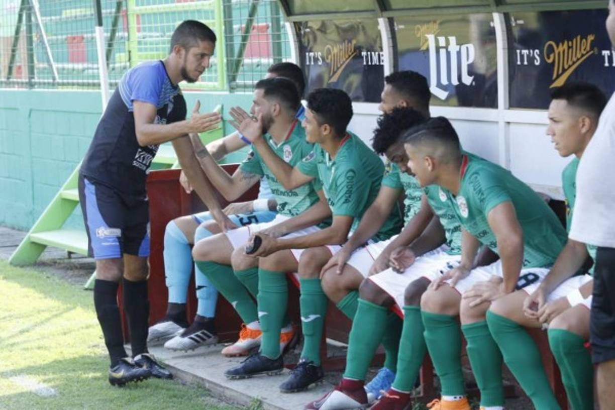 Juan Ramón Mejía se tomó un tiempo para saludar a los suplentes del Marathón previo al juego.