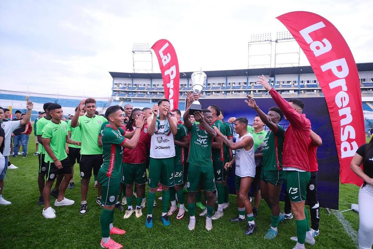 Los jugadores del Marathón celebrando con el trofeo de la Copa LA PRENSA tras ganar al Victoria.