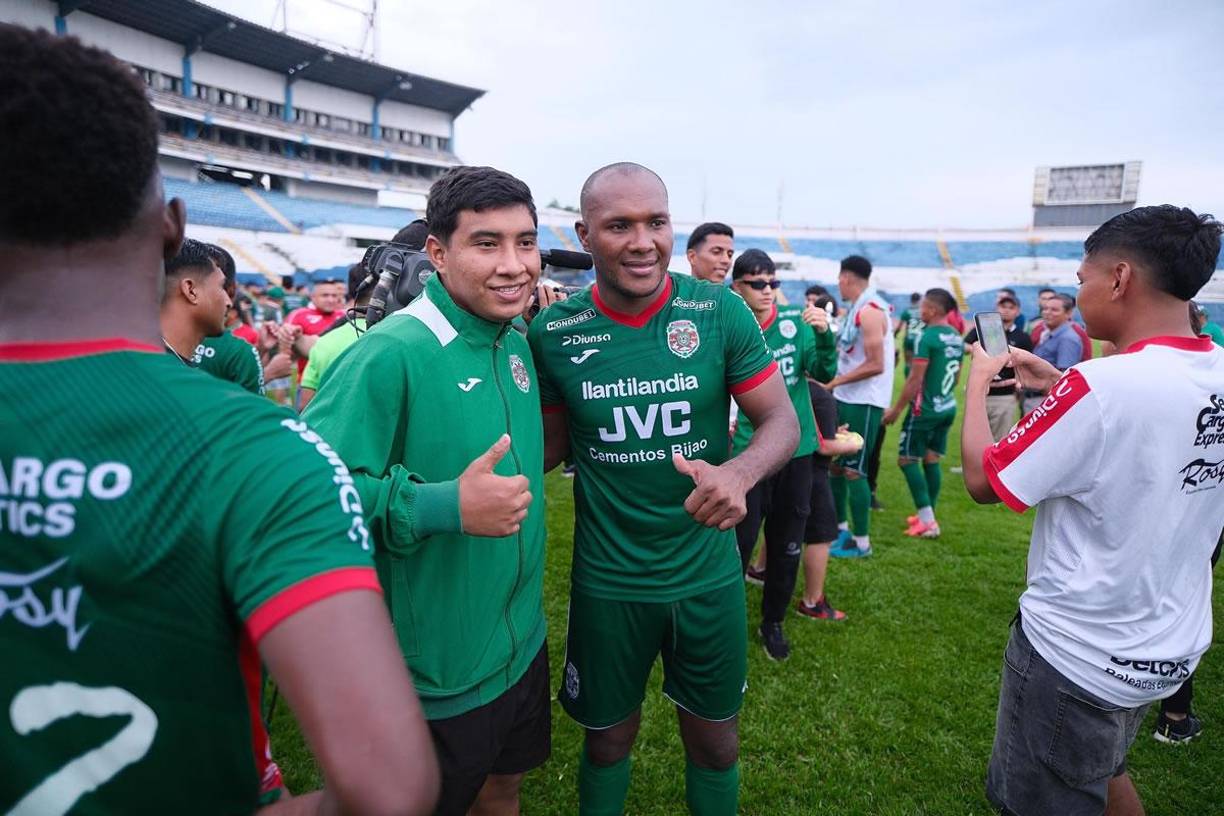 Juan Anangonó fue sensación al final del partido con los aficionados del Marathón que le pidieron fotos en el campo.