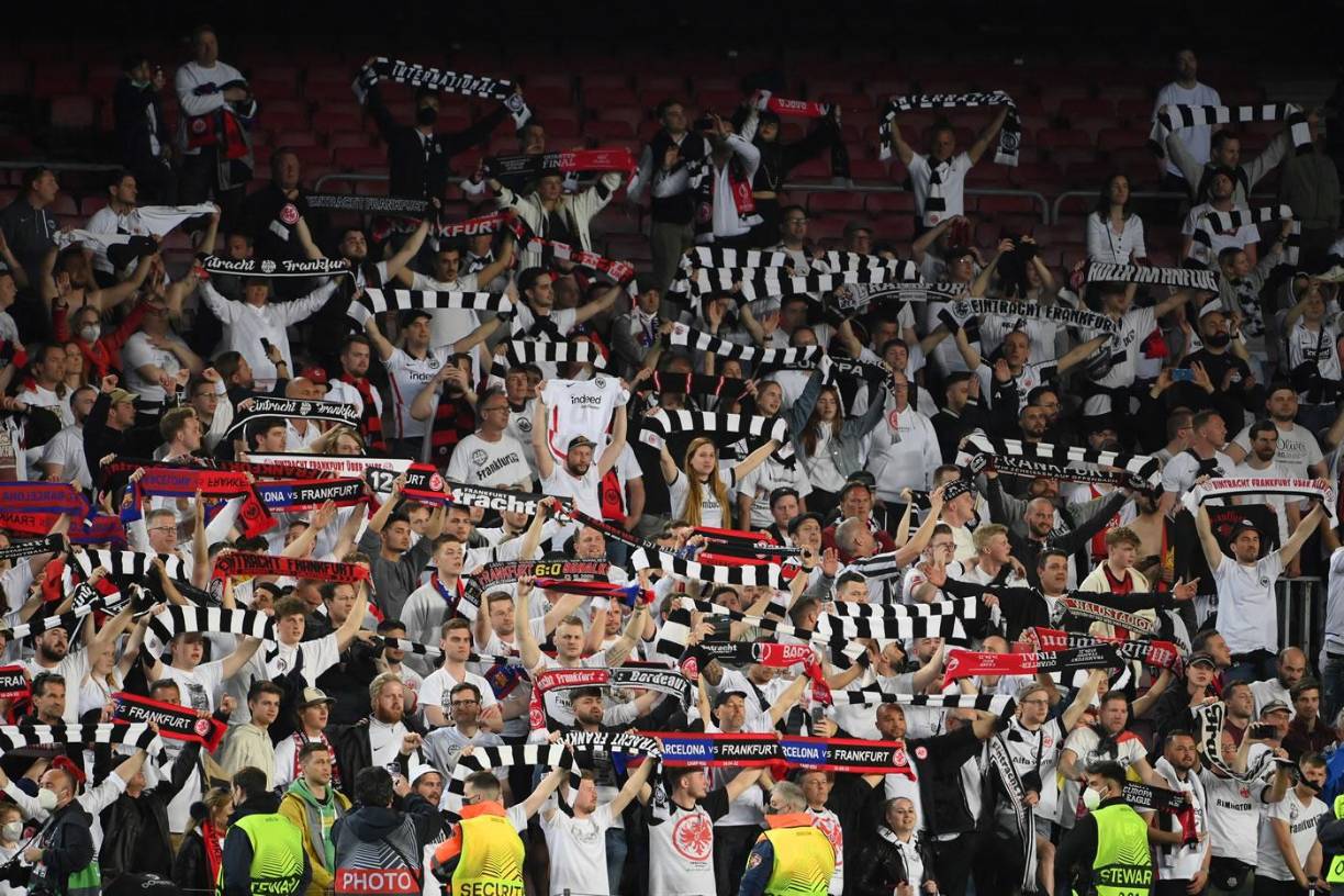 Miles de aficionados del Eintracht Frankfurt festejaron los goles frente al Barça.