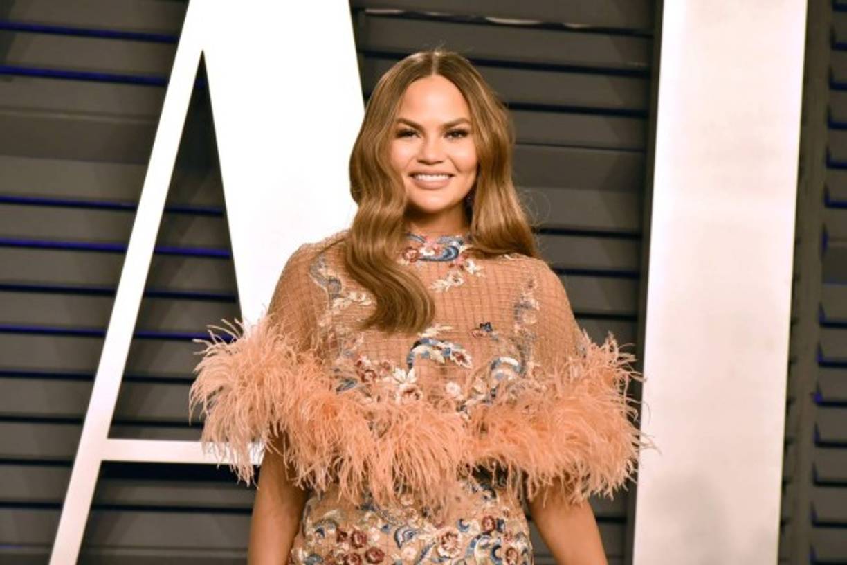 'Mi Whatsapp graba automáticamente todas las fotos que saco con mi móvil, así que les puedo decir que en mi carrete tiene que haber un sinfín de pechos, tanto míos como los que me envían mis amigas. Me atrevería a decir que el 80% de las imágenes que tengo son tonterías que compartimos las amigas. Podría desactivar esta función, pero la veo muy útil para conservar todas las fotos que me mandan de sus hijos', ha reflexionado en conversación con sus seguidores.