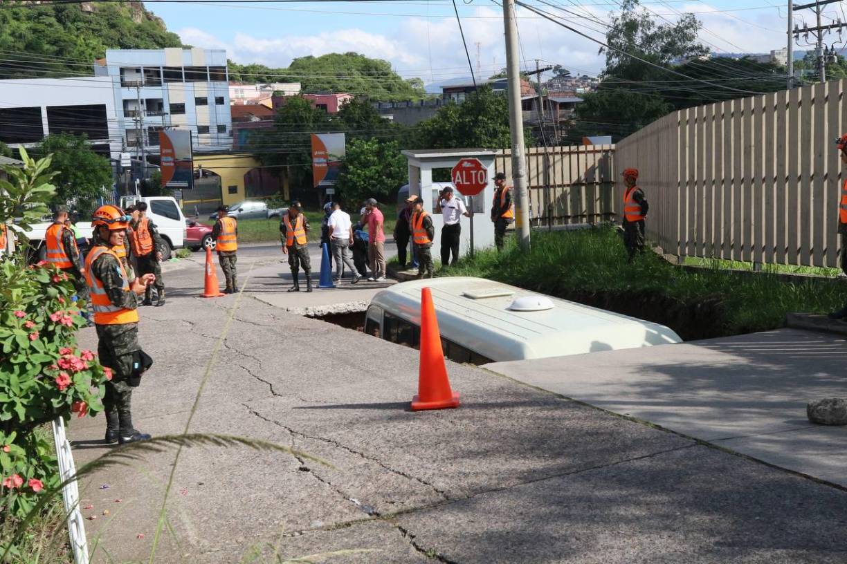 En el transcurso del día el bus será retirado del agujero. 