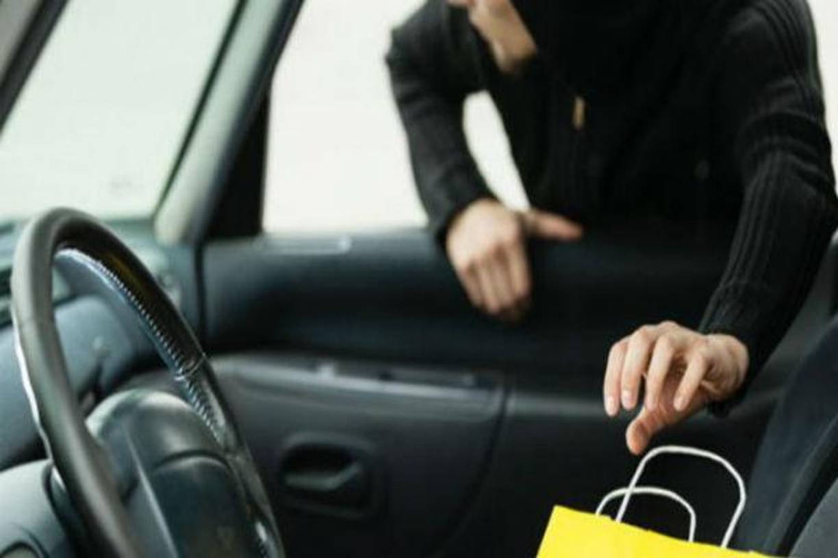 <b>No dejar a la vista objetos de valor</b>Un ordenador portátil, una buena cámara de fotos, el móvil de última generación...son una tentación muy grande, por lo que hay que llevarlos bien guardados. Por supuesto, conviene evitar salir a la calle de compras con joyas o relojes de gran valor.