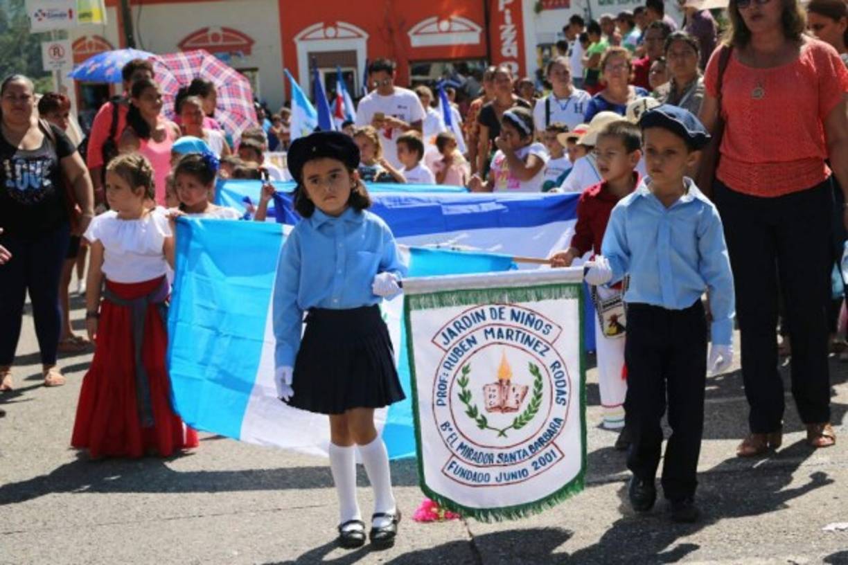 Estos pequeños de Santa Bárbara desfilaron este martes temprano.