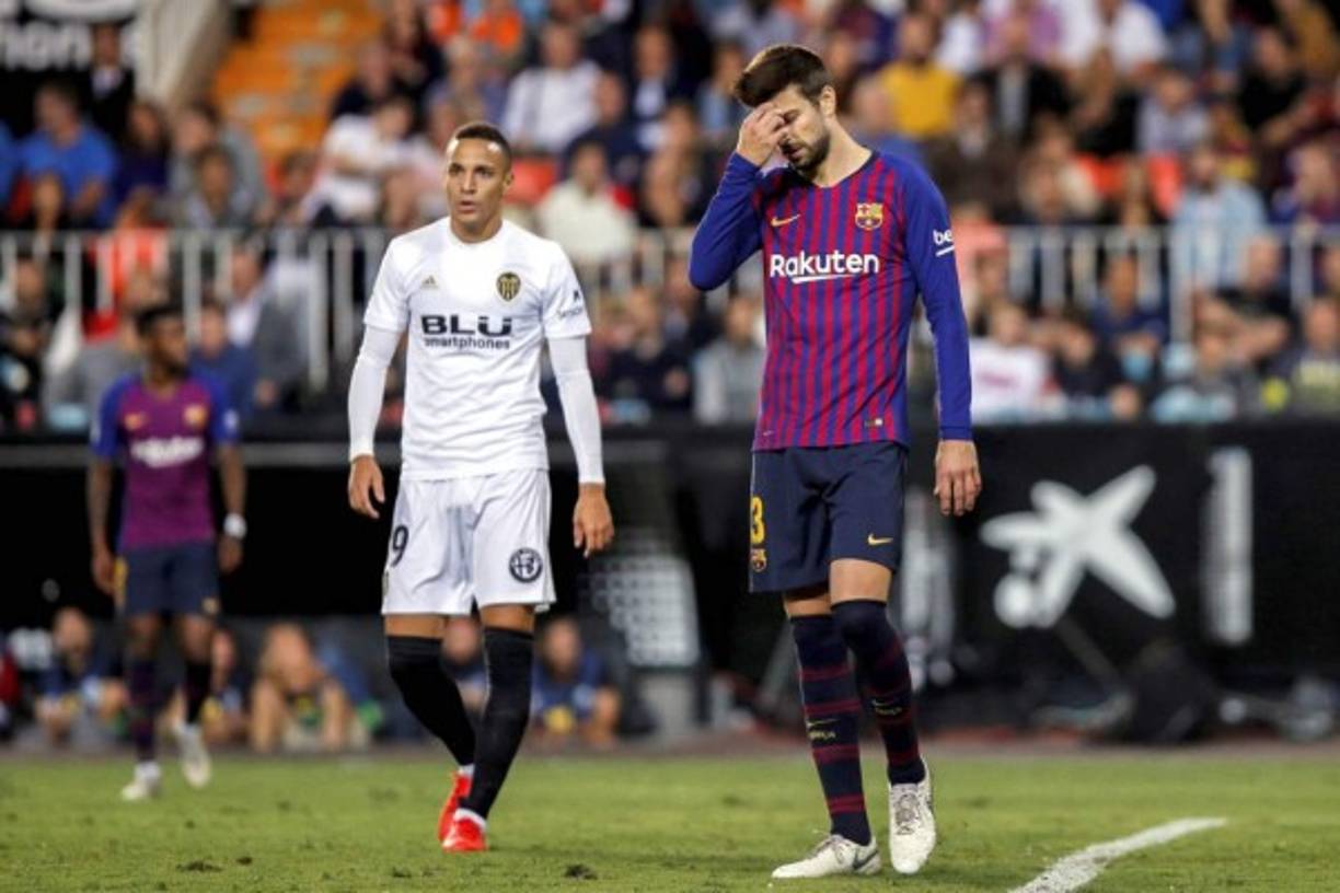 Gerard Piqué se lamenta tras el empate del Barcelona en Valencia.
