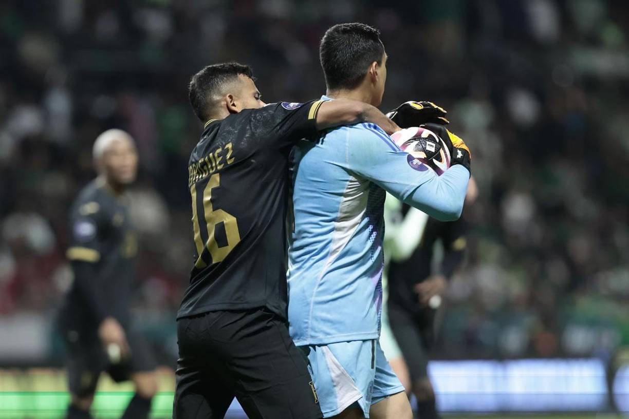 Edwin Rodríguez intenta quitarle el balón a Luis Malagón, quien estaba perdiendo tiempo.