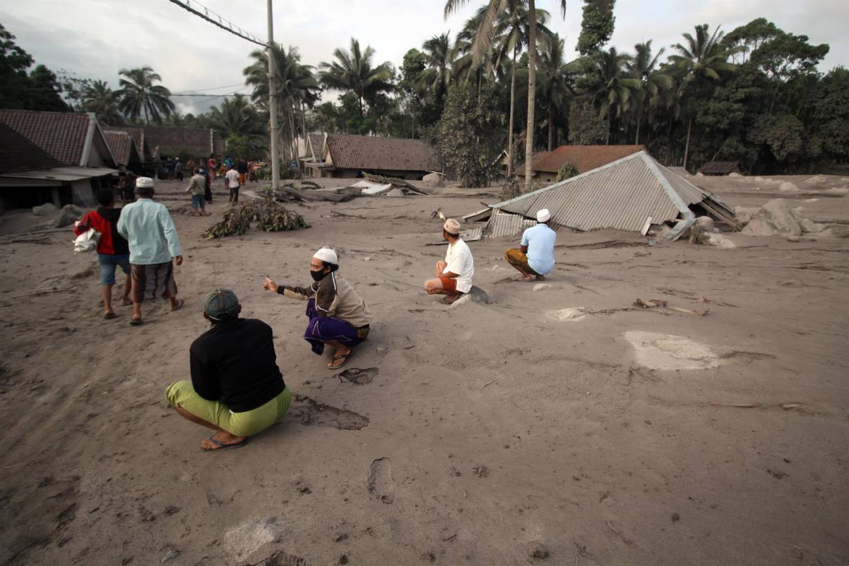 La lava destruyó al menos un puente en Lumajang, con lo que hay zonas donde los equipos de rescate no pueden llegar.