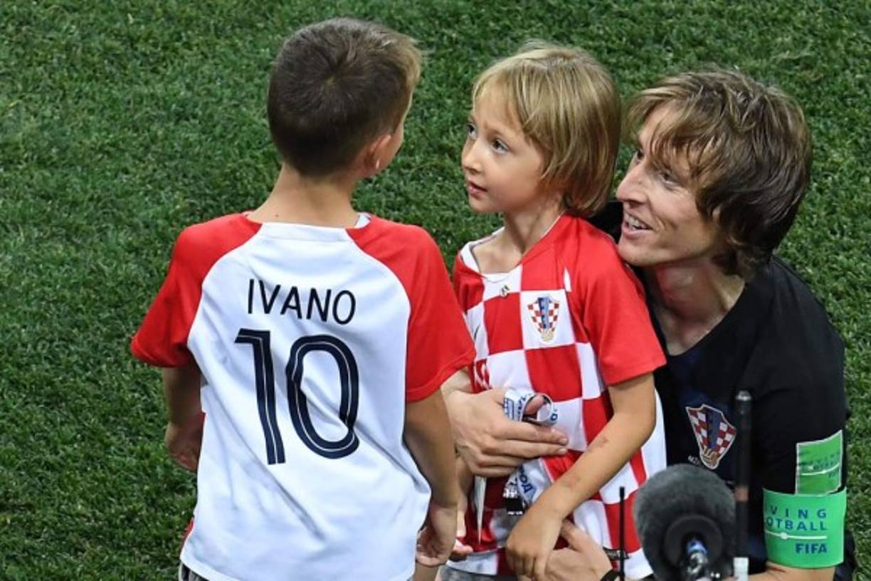 Luka Modric celebró en el campo con sus hijos Ivano y Ema. Foto EFE