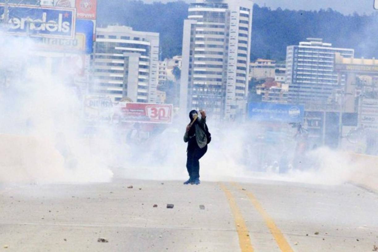 El boulevar centroamércia quedó lleno de piedras y humo.