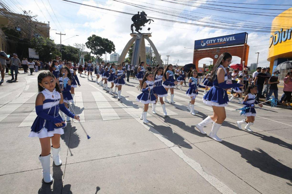 Las niñas palillonas lucieron sus coloridos trajes en el desfile.