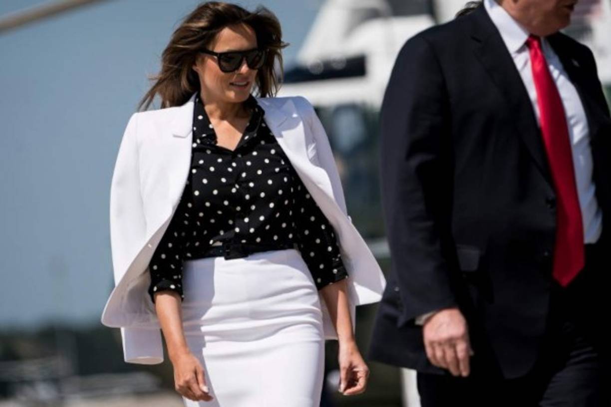 Entre tanto, Melania hace caso omiso a los escándalos dando lecciones de estilo.