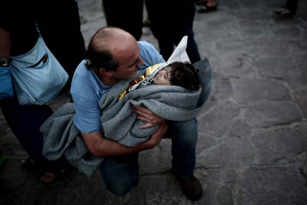 Los guardacostas siguen trabajando en aguas de Samos y del islote de Agathonissi con la esperanza de encontrar tres niños, dos niños de uno y cinco años, y una niña de un año, dados por desaparecidos por sus allegados.