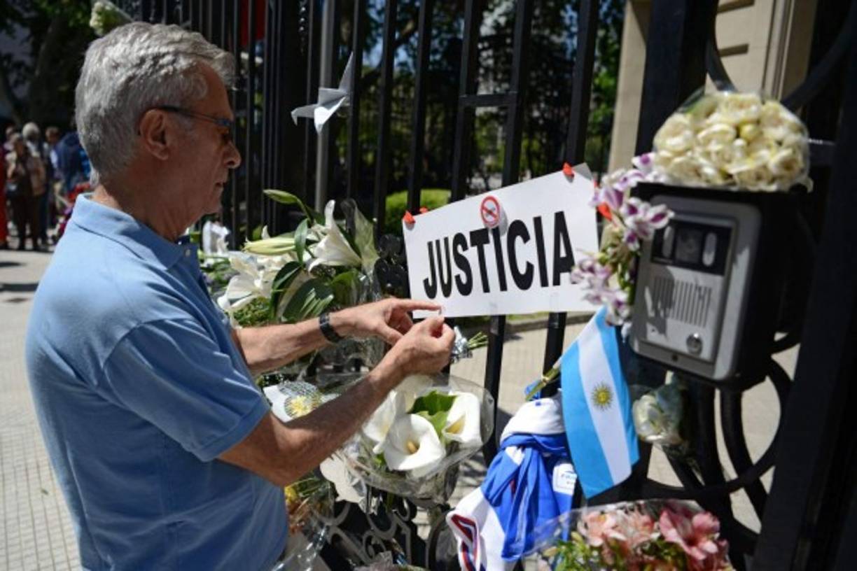 Los argentinos también dejaron mensajes y ofrendas en respeto y apoyo a Francia.