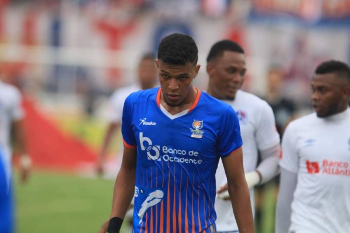 La tristeza de los jugadores de la UPN tras la eliminación del equipo en semifinales.