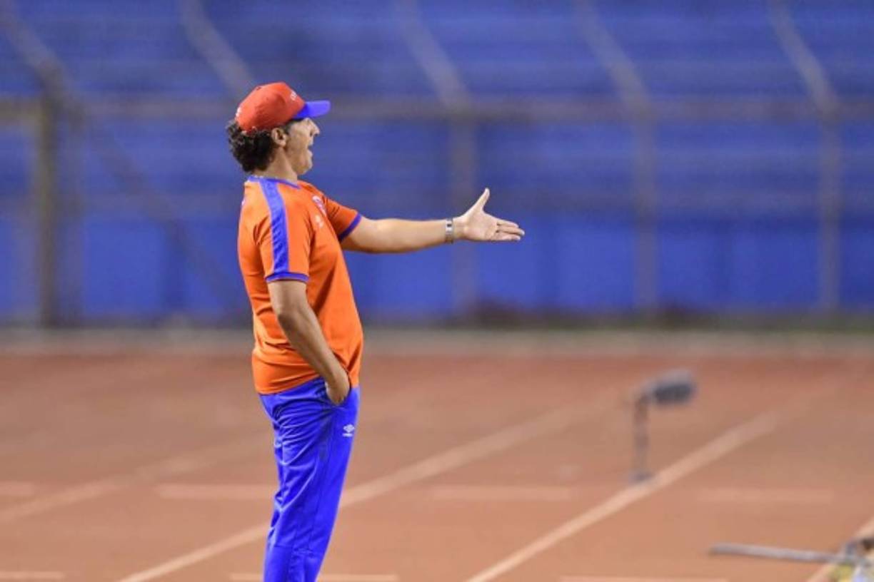 Troglio decidió cambiar la cábala, su vestimenta y contra el Real España usó una camisa roja y una gorra roja del Olimpia. El León ganó el clásico.