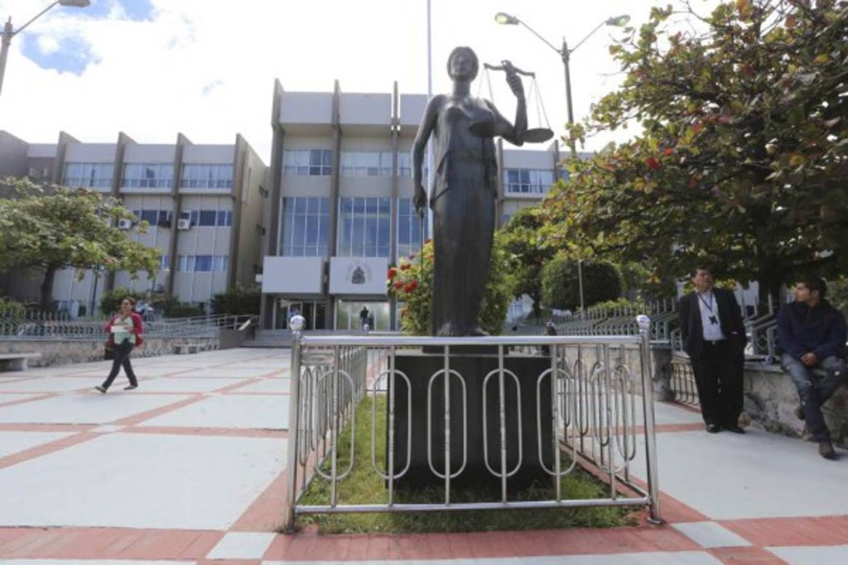 Tres personas fueron solicitadas en extradición por Estados Unidos lo que abre un nuevo proceso judicial en la Corte Suprema de Justicia (CSJ) en Tegucigalpa, capital de Honduras, según informó este martes ese poder del Estado. El pleno de magistrados de la CSJ se reunirá hoy para designar al juez de extradición que conocerá del caso, que según el vocero de la CSJ, Melvin Duarte, está relacionado con el narcotráfico.