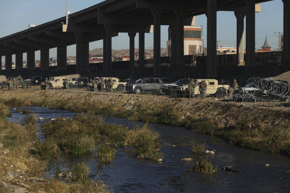 Los elementos de la Guardia Nacional formaron una barrera con sus vehículos Humvees frente al Río Bravo tras el pico migratorio registrado en la ciudad fronteriza que ha desbordado a las autoridades migratorias.