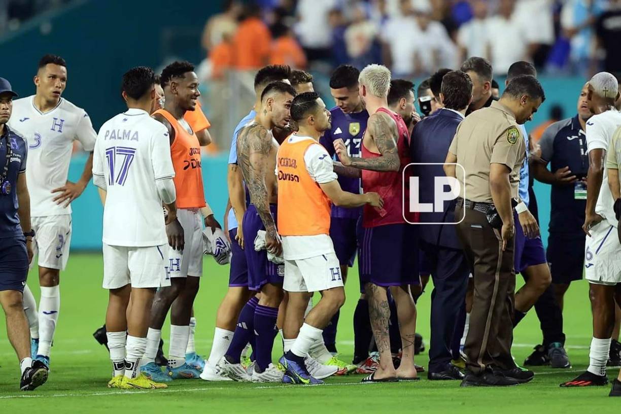 Los hondureños rodearon a Messi para buscar una foto o su camiseta.