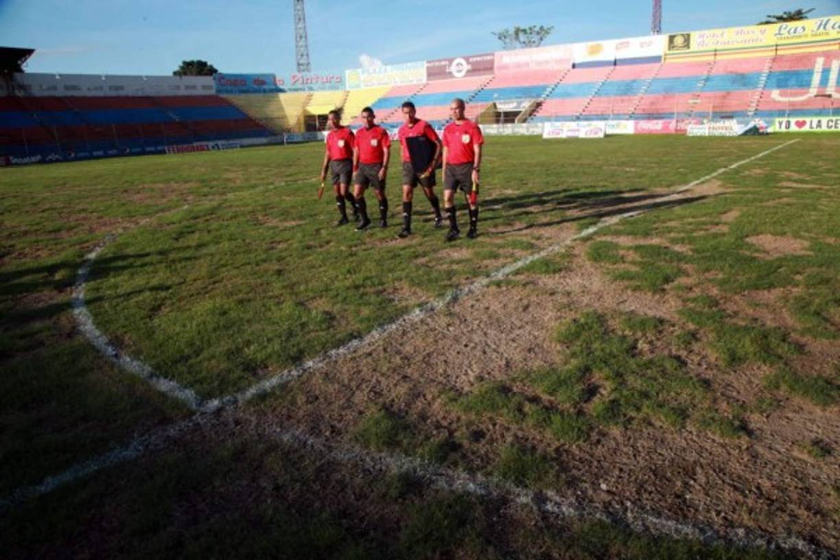 La cancha no está en actas condiciones para jugar al fútbol profesional.