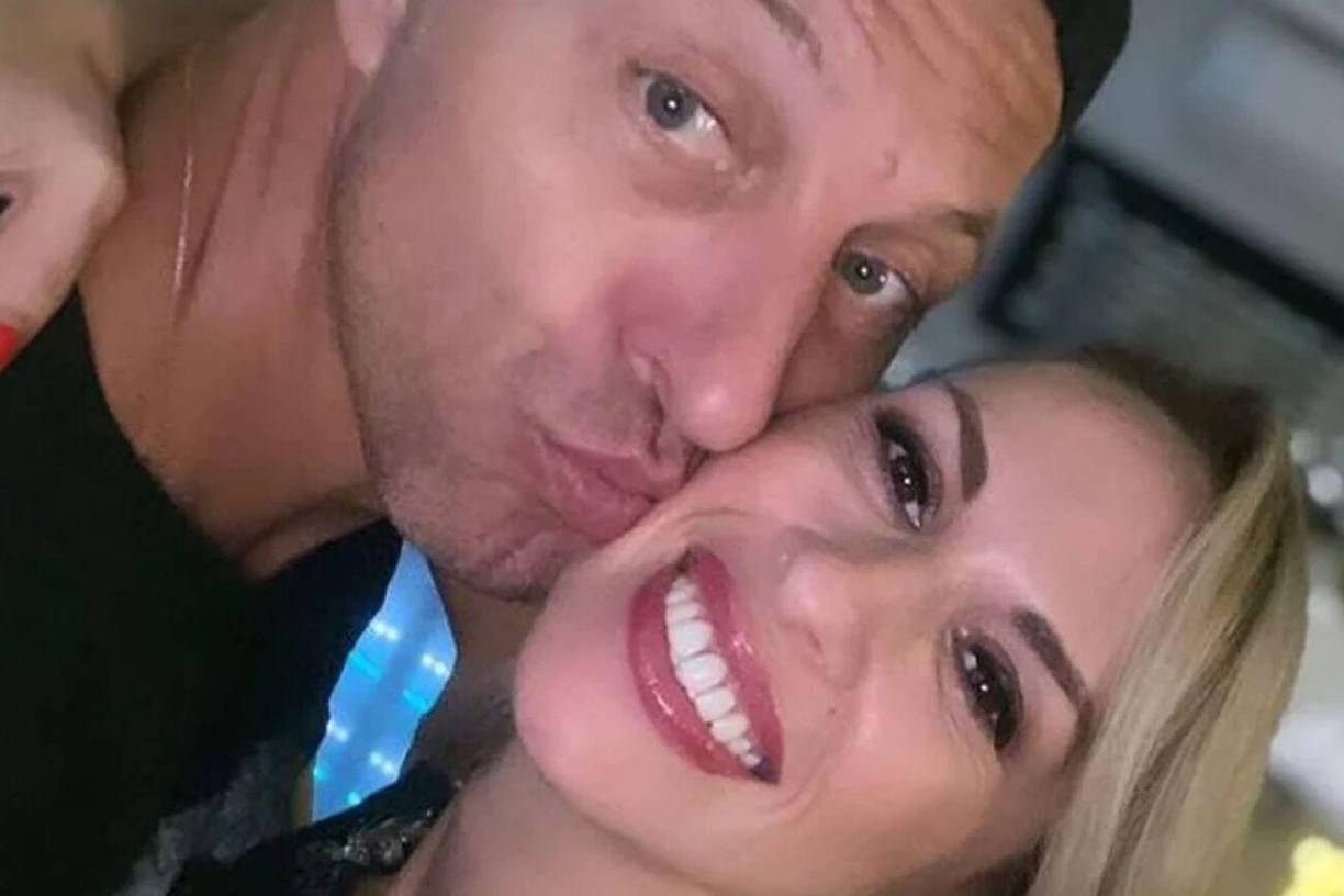 La noticia de su esposa Romina Ortega ha causado un impacto mediático en los medios.