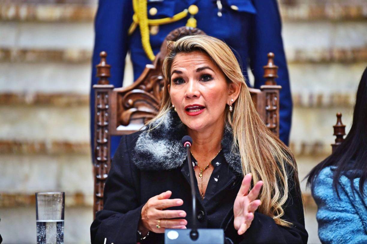 Jeanine Añez asumió la presidencia interina de Bolivia tras la renuncia y salida del país de Evo Morales ante las masivas protestas que se desataron por las acusaciones de fraude en las elecciones presidenciales de 2019. Luego de que el partido de Morales ganara las elecciones presidenciales, la expresidenta fue encarcelada acusada de sedición, terrorismo, conspiración y genocidio.