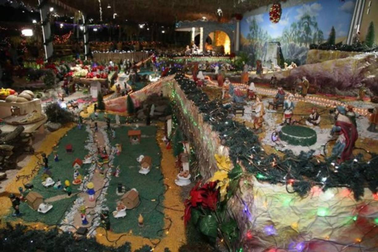 "El pesebre, belén o nacimiento, es una tradición introducida por San Francisco de Asís, quien tuvo la inspiración de reproducir el nacimiento de Jesús a través de un Belén con personas."