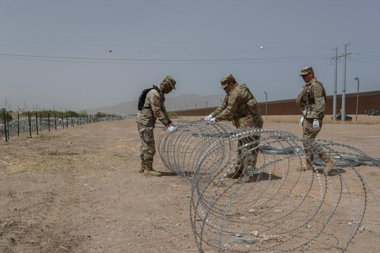 Pero advirtió asimismo que “la frontera no estará abierta” y aplicará el Título 8, que permite expulsar a todos los migrantes que no tengan una autorización para entrar y a diferencia del Título 42 les sancionará con una prohibición de reingreso de al menos cinco años si lo intentan de nuevo, así como con posibles procesos penales.