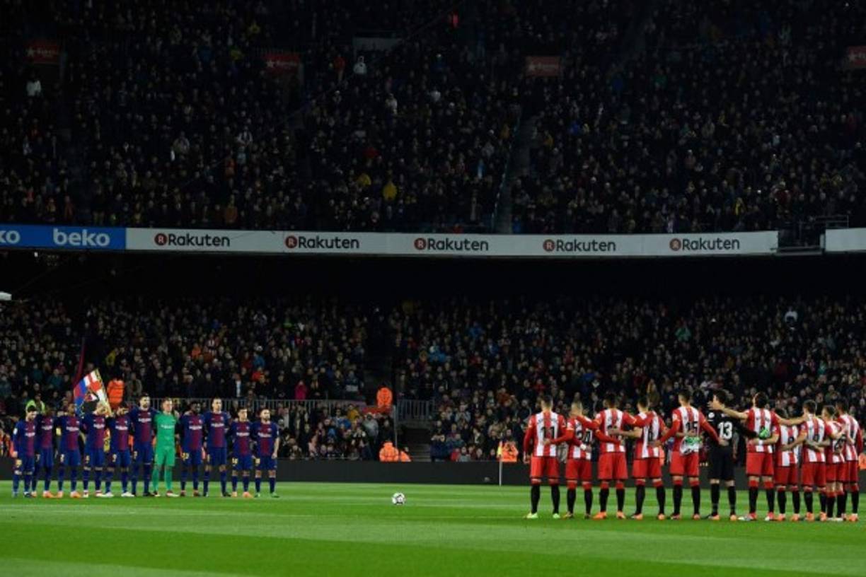 Los jugadores del Barcelona y Girona realizando un minuto de silencio por un policía que murió luego del brutal enfrentamiento entre los hinchas de Athletic de Bilbao y Spartak de Moscú en la previa al partido que disputaron ambos equipos por Europa League.