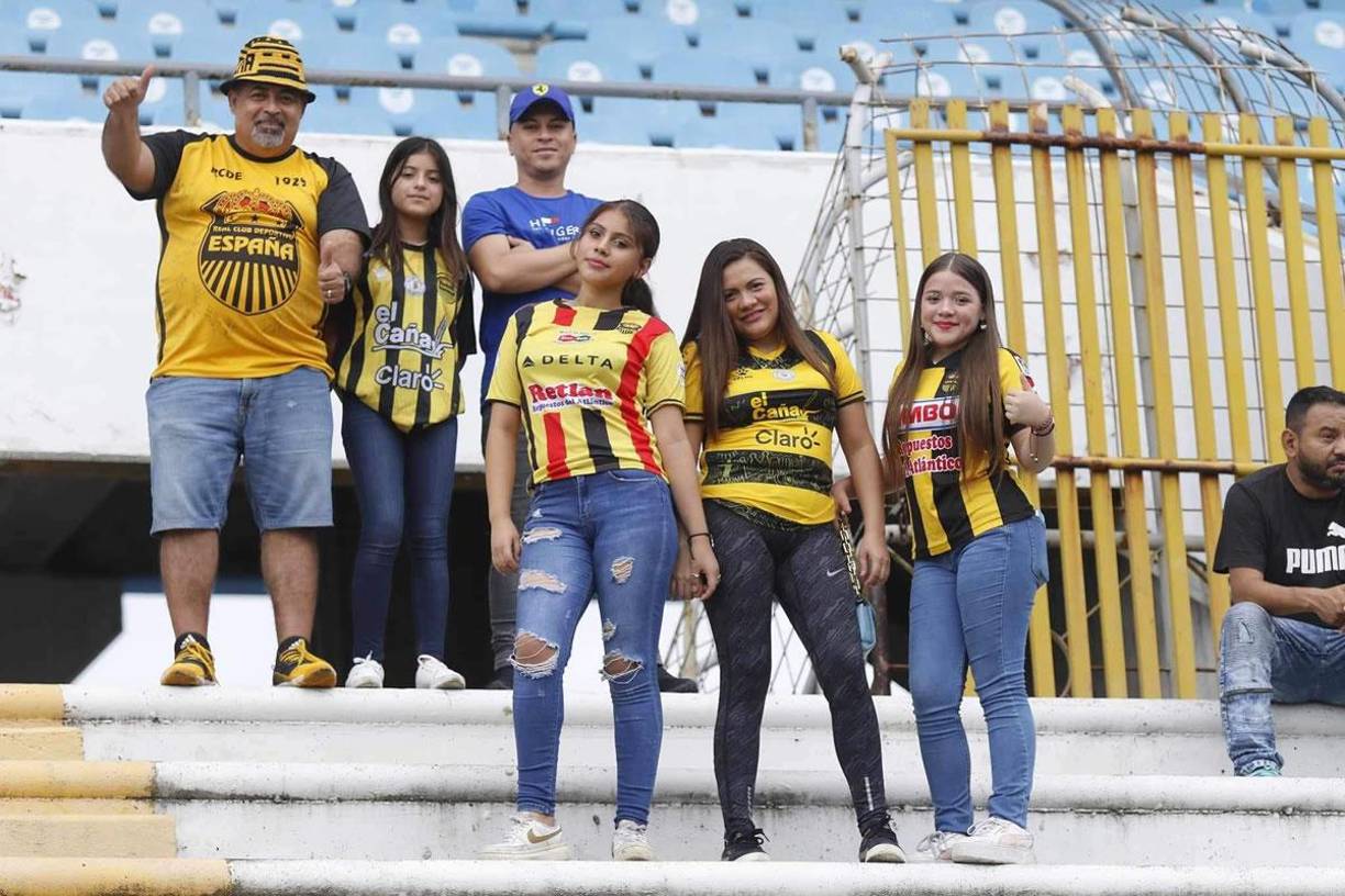 Paca afición del Real España llegó al estadio Olímpico Metropolitano para el partido ante la Real Sociedad.
