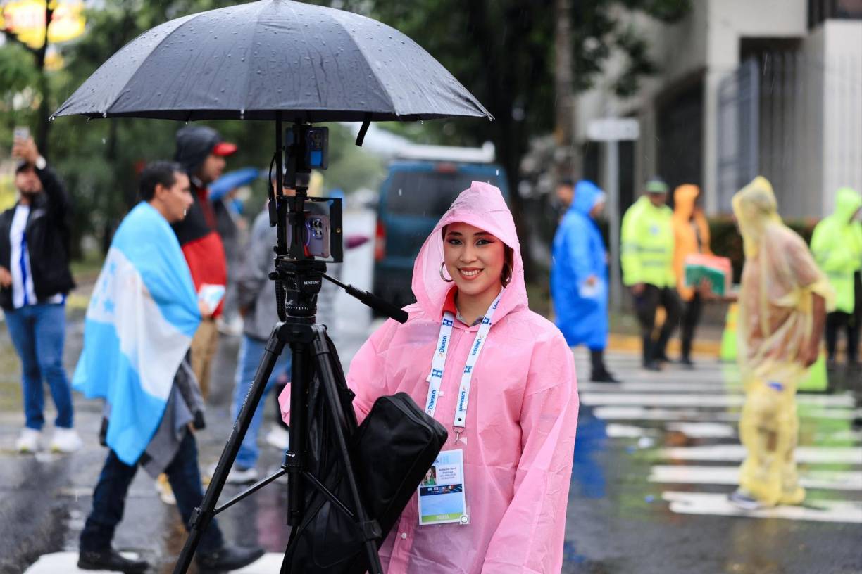 Es una de las periodistas catrachas que se han volcado a darle cobertura al encuentro, ya uno de los clásicos de Concacaf. 