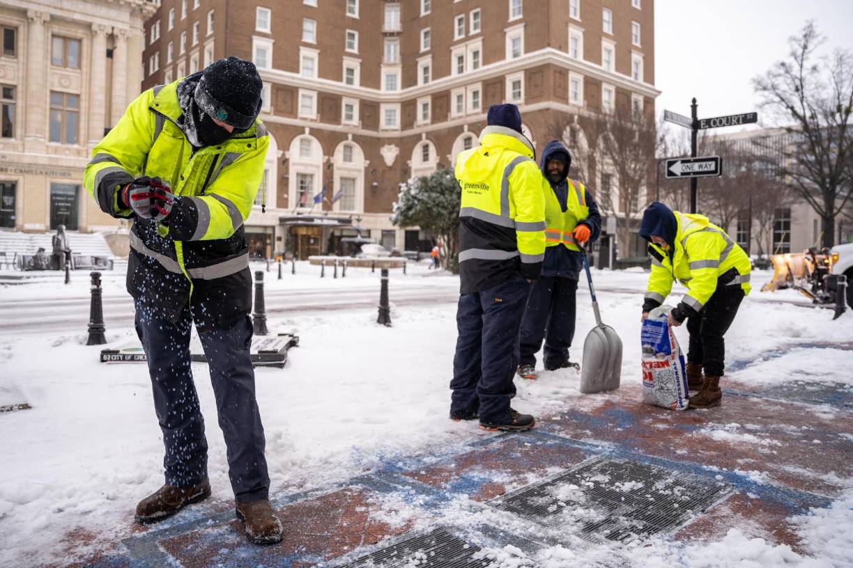 El gobernador del vecino estado de Georgia, Brian Kemp, había declarado el estado de emergencia el viernes y las máquinas quitanieves trabajaron desde antes del mediodía para despejar carreteras.