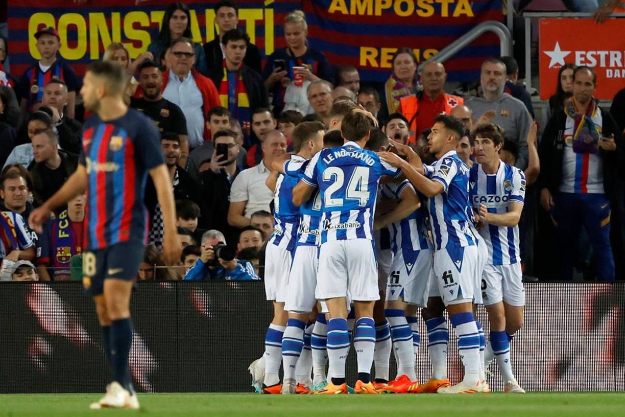 La Real Sociedad se coló en la fiesta del campeón Barcelona y ganó el partido. En la imagen celebran los vascos el gol de Mikel Merino.