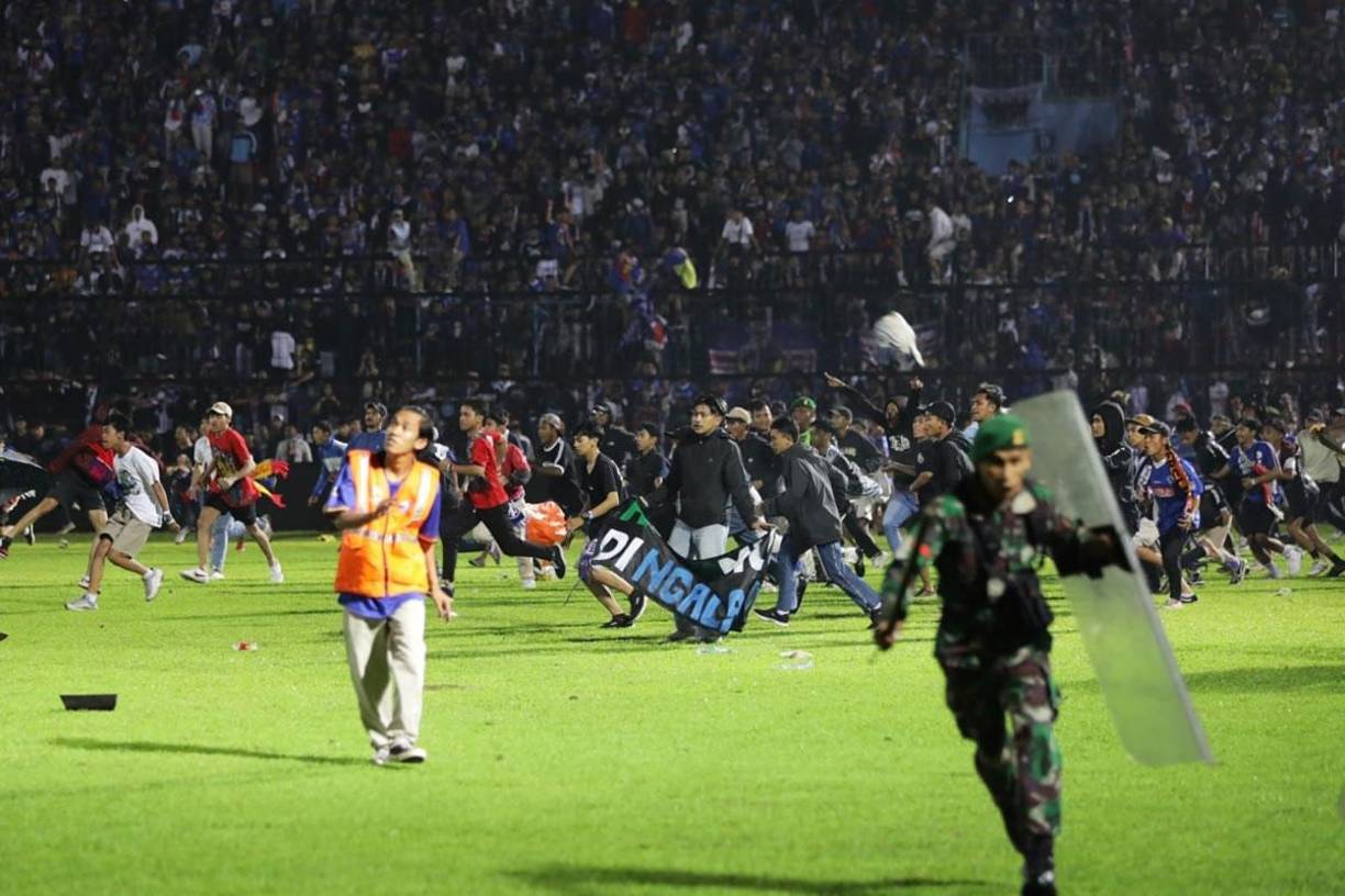 La policía intervino utilizando demasiada fuerza que también provocó el enojo y derivó en más peleas.