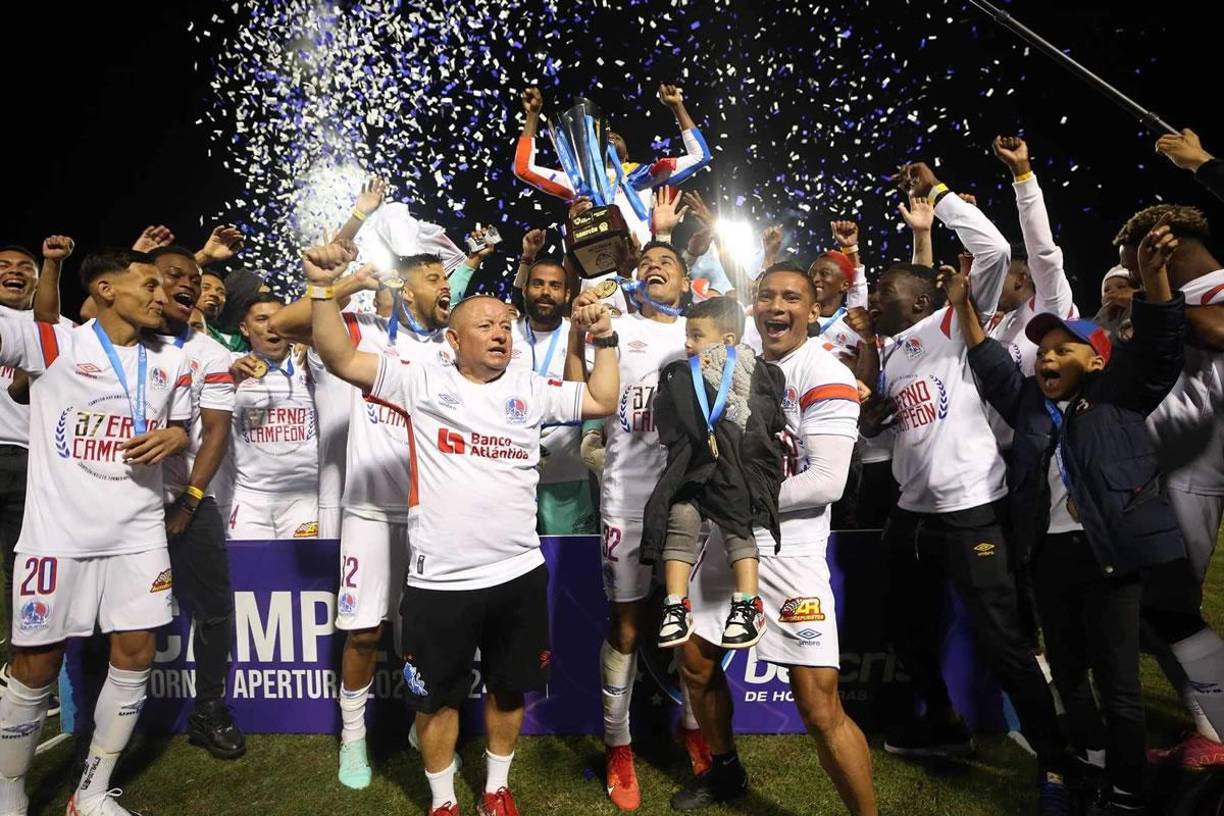 Jerry Bengtson, como capitán del Olimpia, se encargó de levantar la Copa 37 al cielo de Tegucigalpa.