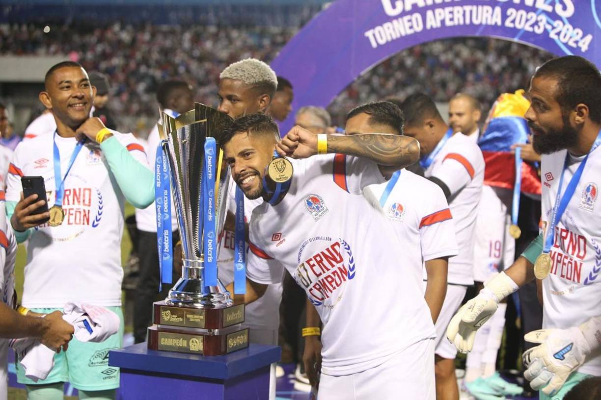 Gabriel Araújo posando con la Copa y la medalla de campeón.