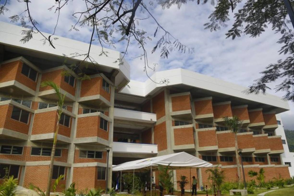 Esto permitirá la apertura a mediano plazo de cinco carreras técnicas como Histocitotecnología, Disector Anatómico, Auxiliar en Farmacia, Prótesis Bucal y un posgrado en Bioética.<br/>